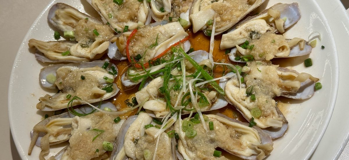 【尋鮮日常】蒜香蒸哆頭蟶與去骨黃魚煲仔飯的雙重滿足