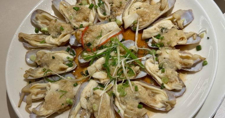 【尋鮮日常】蒜香蒸哆頭蟶與去骨黃魚煲仔飯的雙重滿足